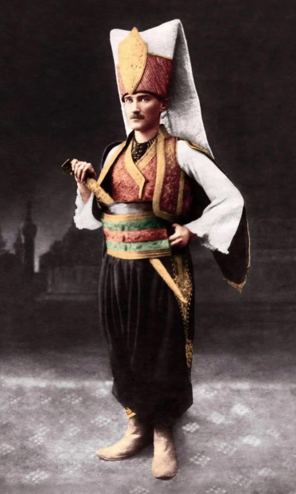 Mustafa Kemal Sofya'daki kıyafet balosunda yeniçeri kıyafetiyle